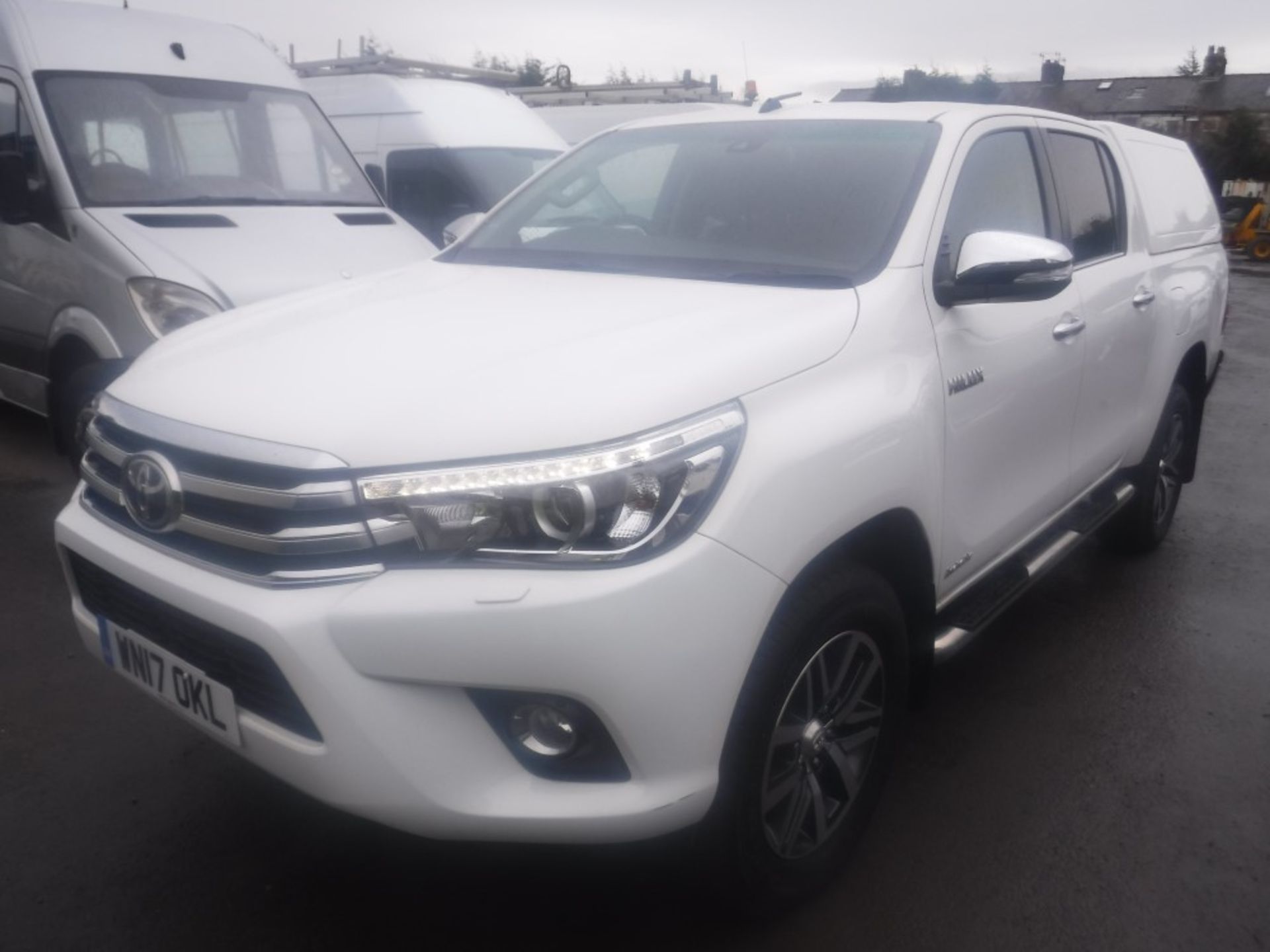 17 reg TOYOTA HILUX INVINCIBLE D-4D, 1ST REG 03/17, 34938M WARRANTED, V5 HERE, 1 OWNER FROM NEW [+ - Image 2 of 6