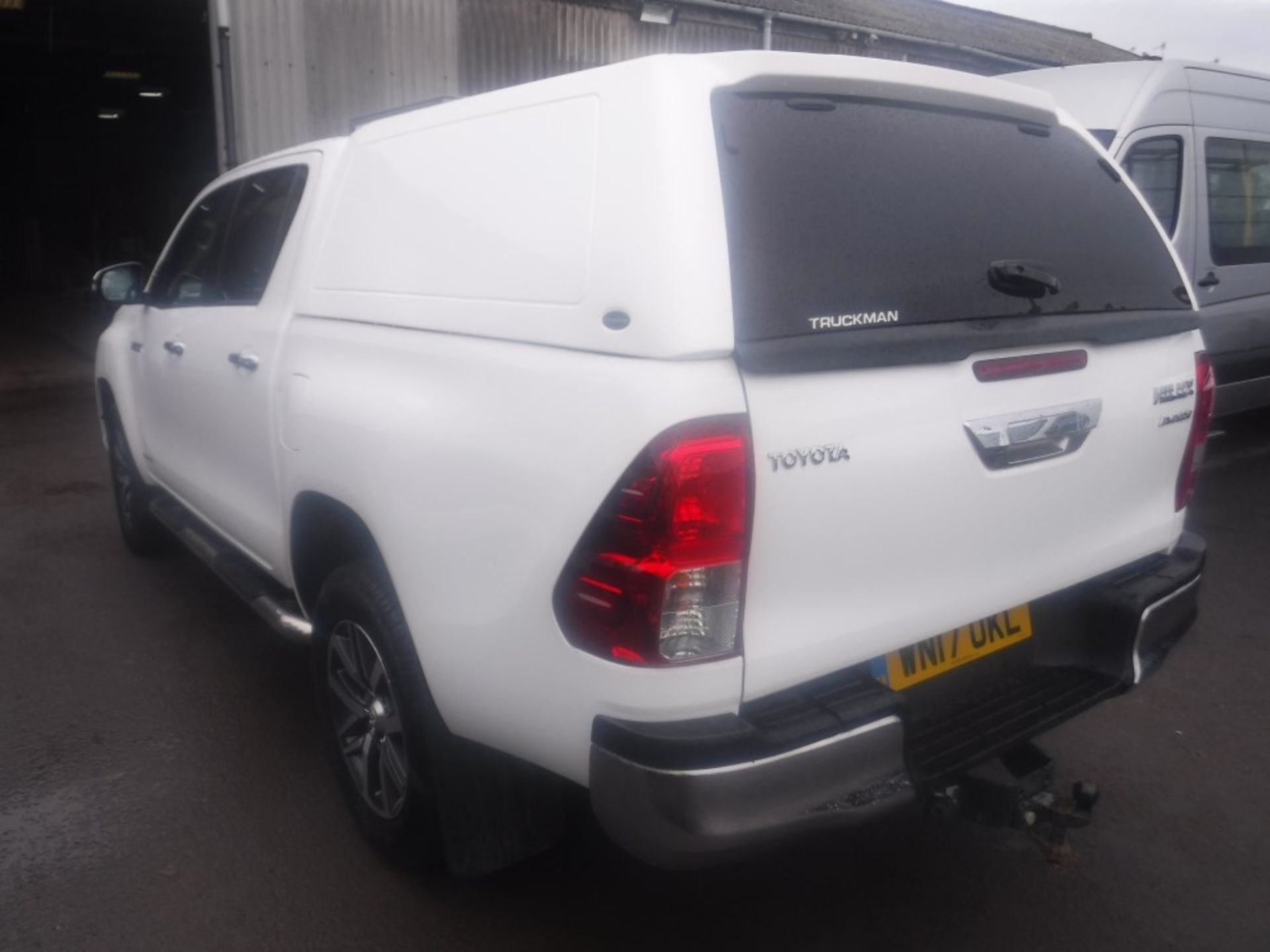 17 reg TOYOTA HILUX INVINCIBLE D-4D, 1ST REG 03/17, 34938M WARRANTED, V5 HERE, 1 OWNER FROM NEW [+ - Bild 3 aus 6