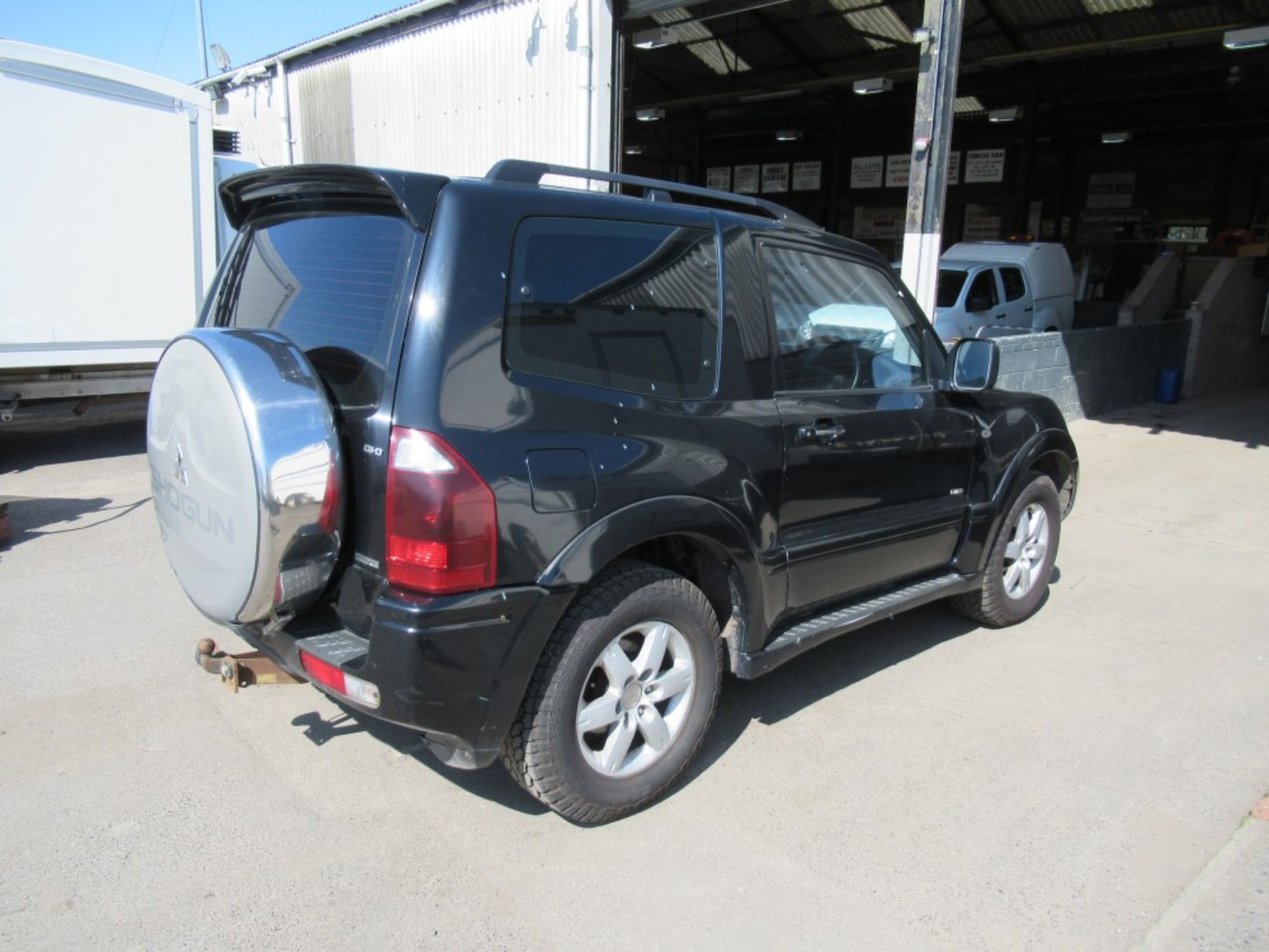 54 reg MITSUBISHI SHOGUN ELEGANCE 4WORK UTILITY, 1ST REG 11/04, 1ST REG 11/04, 168206M WARRANTED, V5 - Image 4 of 5