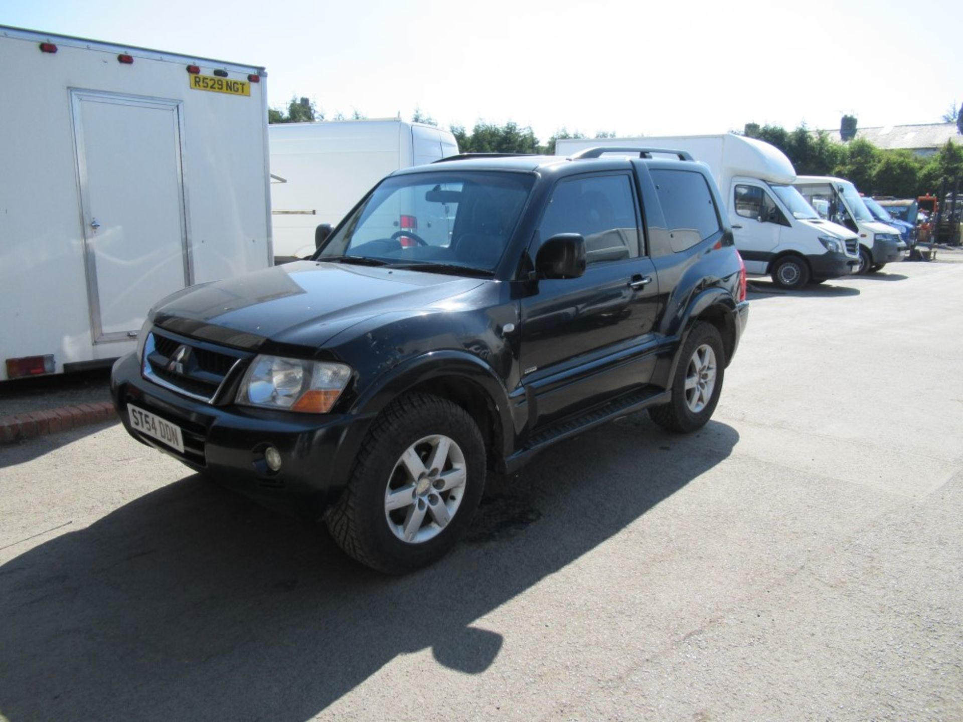 54 reg MITSUBISHI SHOGUN ELEGANCE 4WORK UTILITY, 1ST REG 11/04, 1ST REG 11/04, 168206M WARRANTED, V5 - Image 2 of 5