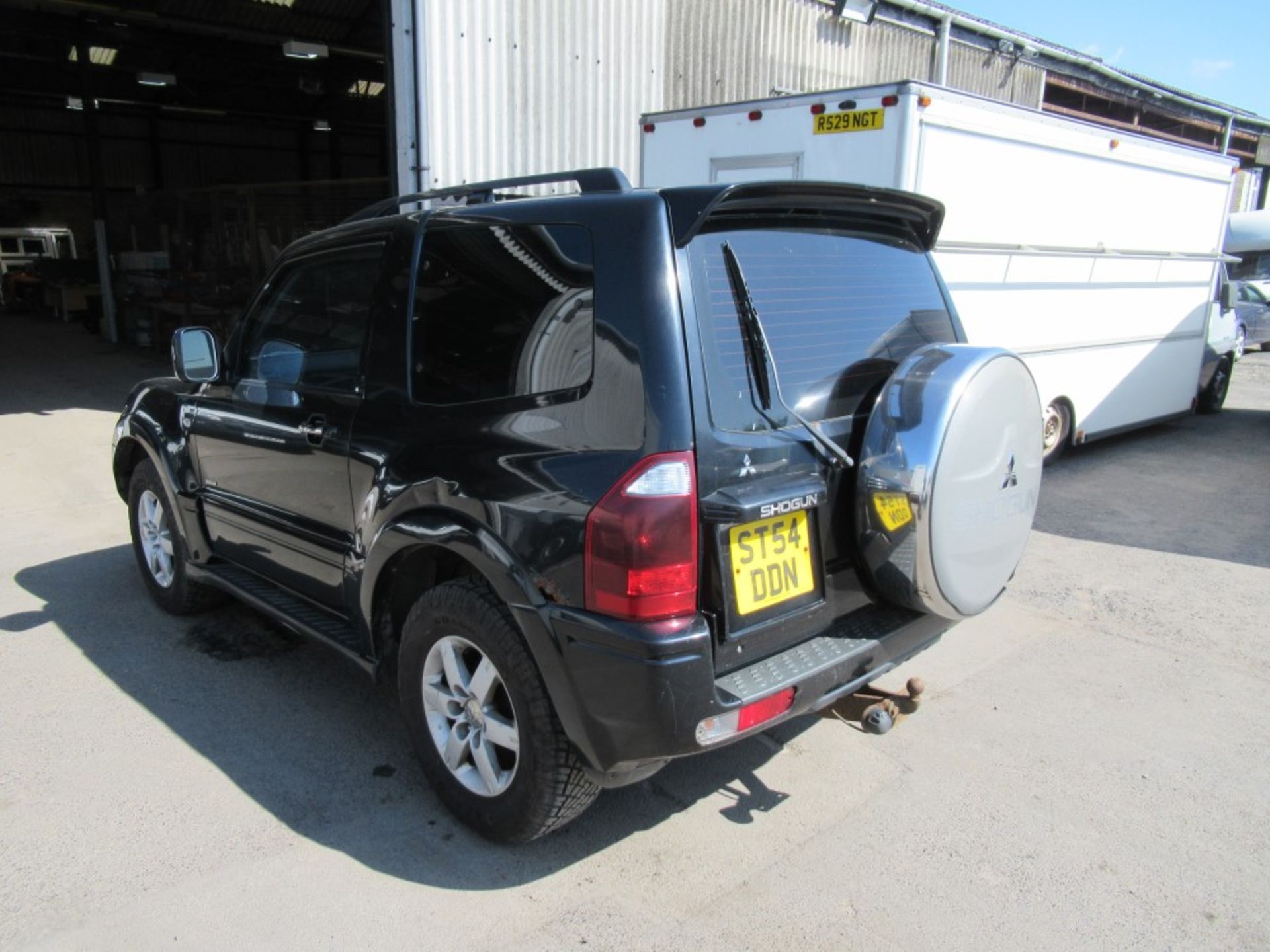 54 reg MITSUBISHI SHOGUN ELEGANCE 4WORK UTILITY, 1ST REG 11/04, 1ST REG 11/04, 168206M WARRANTED, V5 - Image 3 of 5