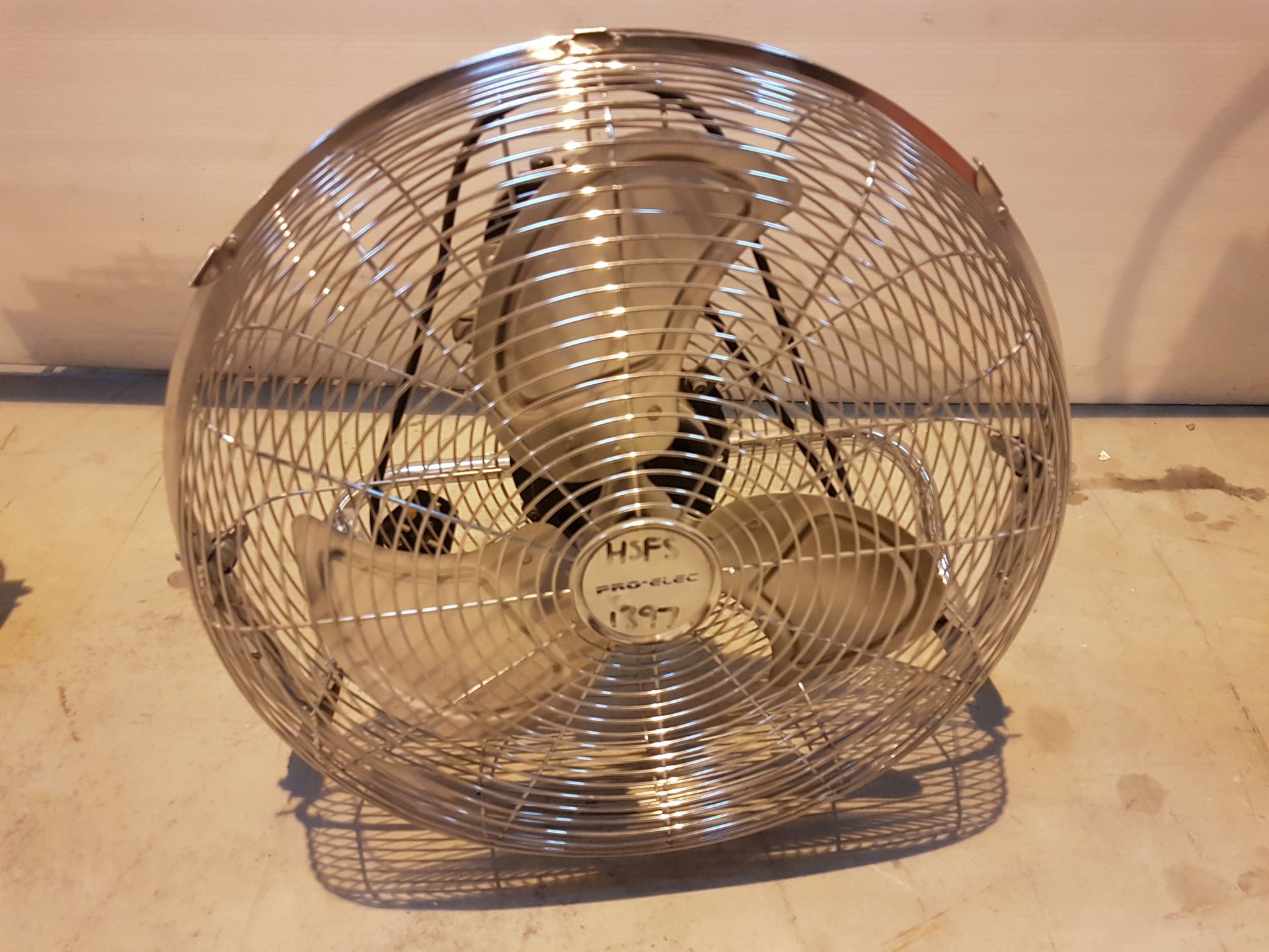 Pro Elec 240v Oscilating Fan HSFS1397, working