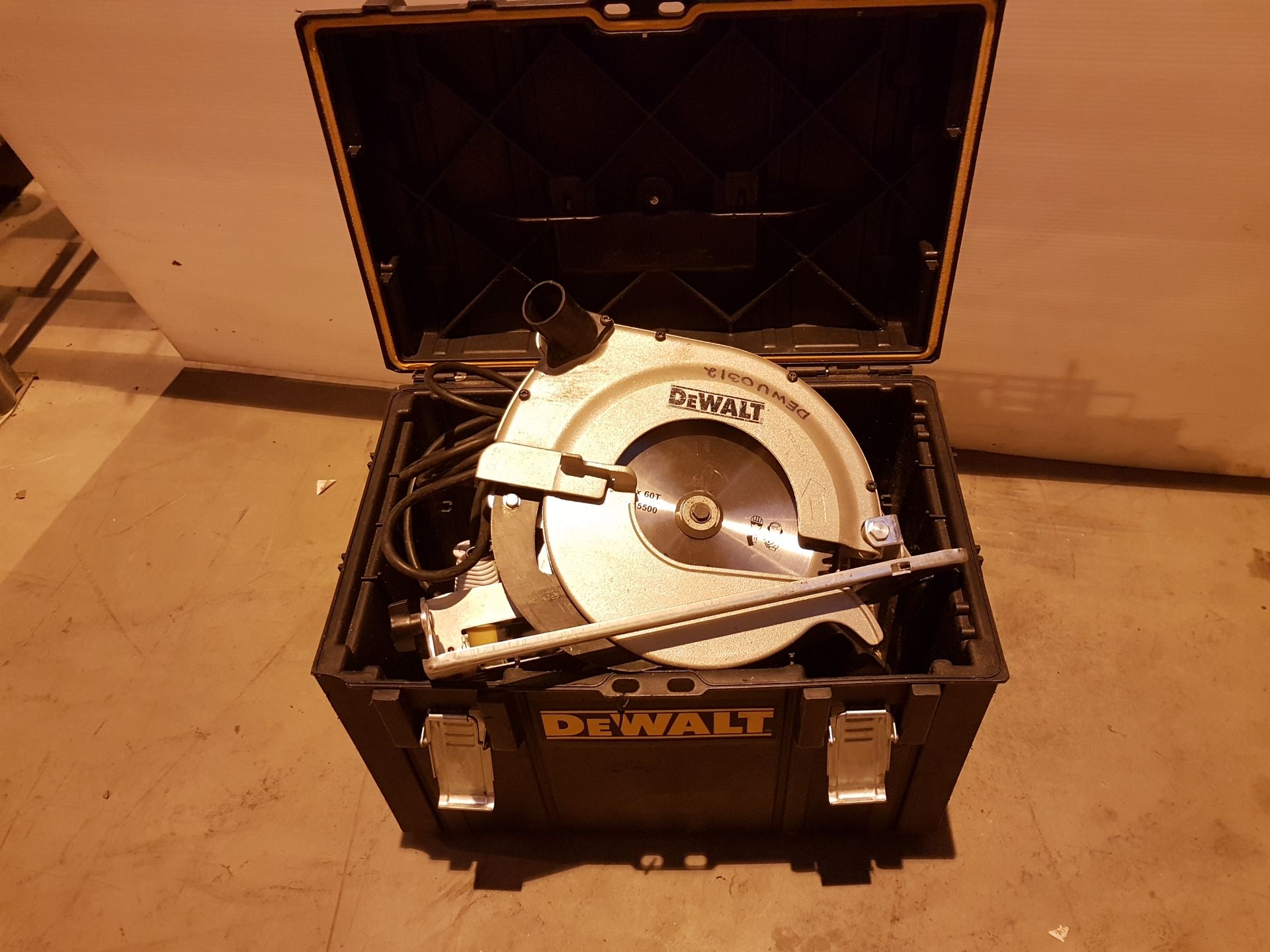 Dewalt 110v Circular Saw in Box dewu0329, working