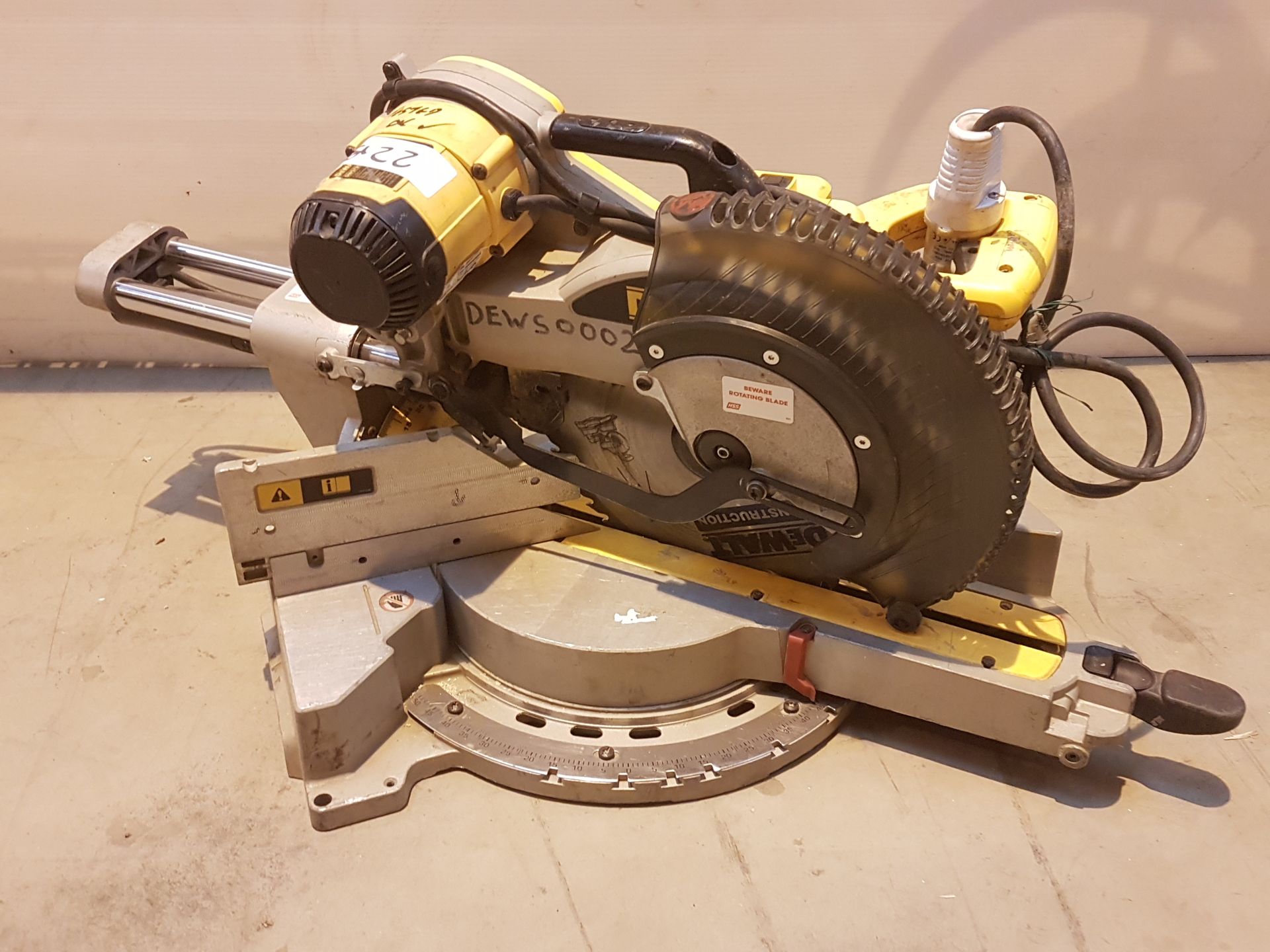 DeWalt 110v DOUBLE BEVEL MITRE SAW DEWS0002, working