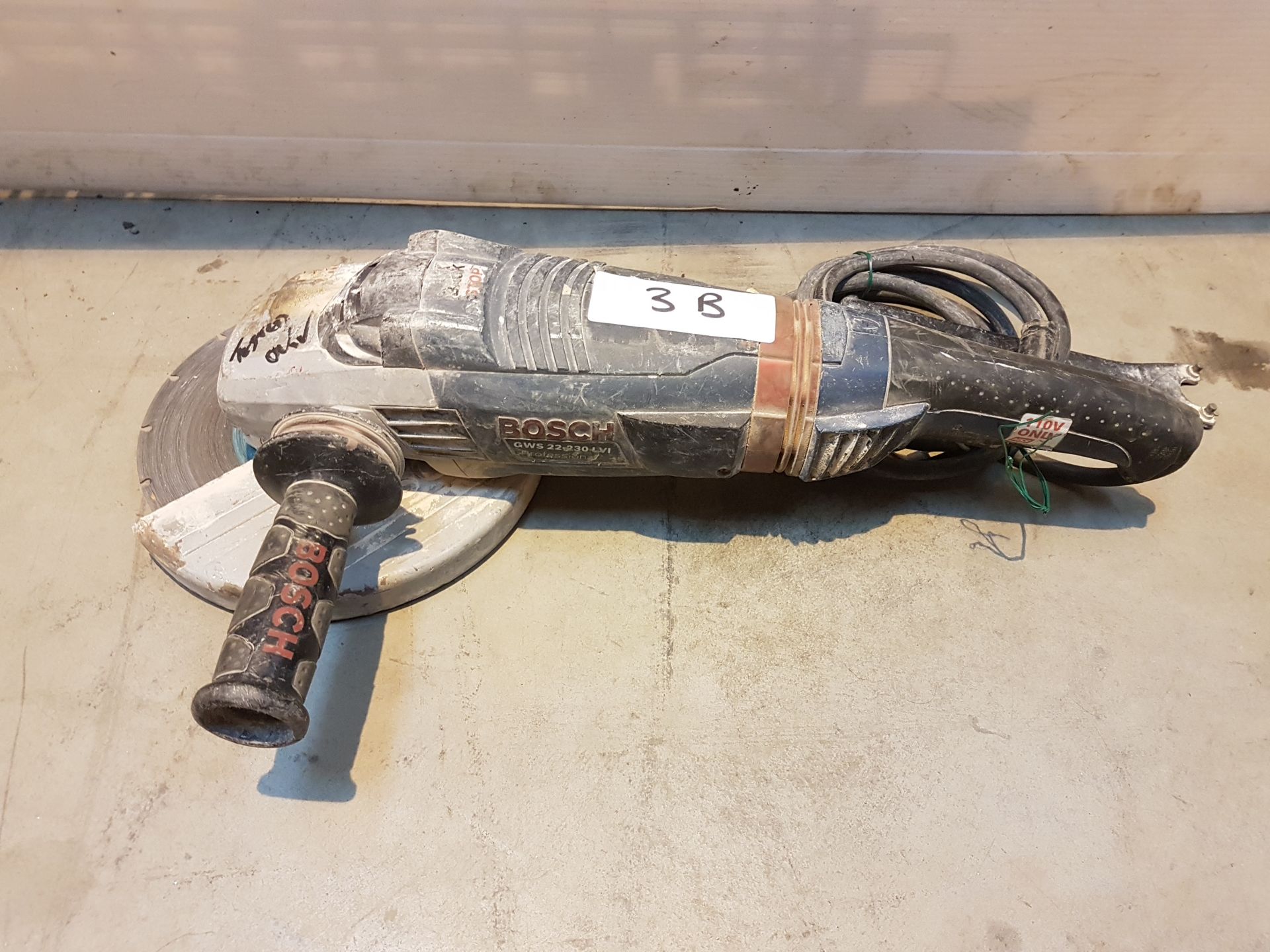 Bosch ANGLE GRINDER 230MM 743P6266, working