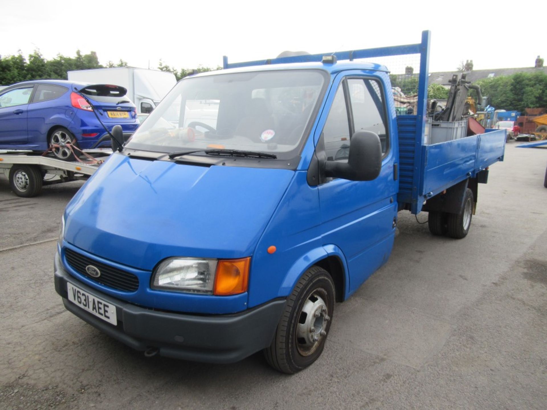 V reg FORD TRANSIT 190 DROPSIDE C/W LARGE QTY OF SPARE PARTS INC 2 ENGINES, 1ST REG 01/00, - Image 2 of 6