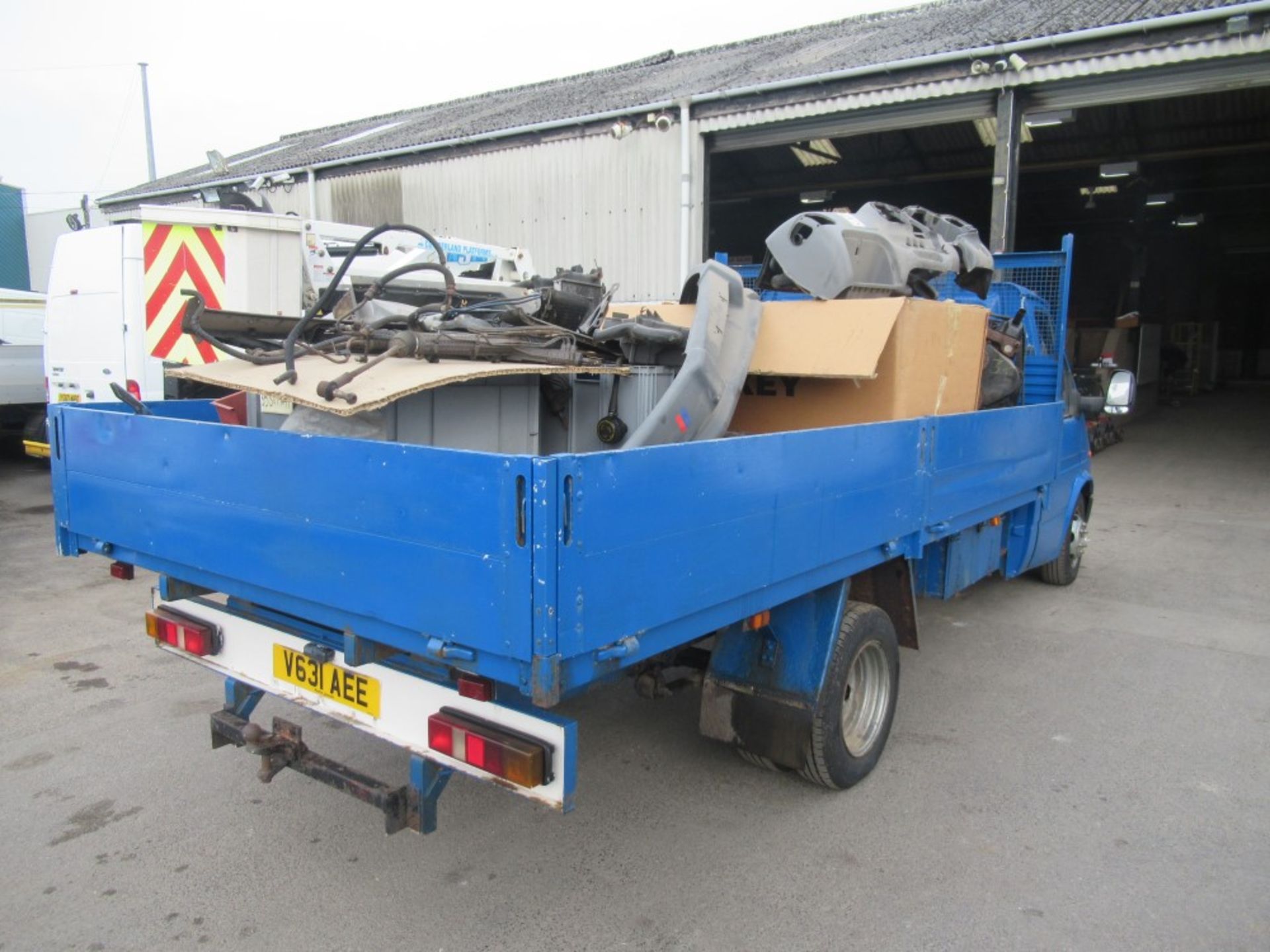 V reg FORD TRANSIT 190 DROPSIDE C/W LARGE QTY OF SPARE PARTS INC 2 ENGINES, 1ST REG 01/00, - Image 4 of 6