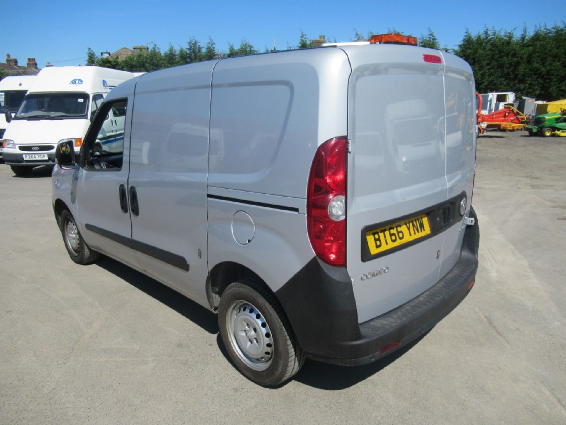 66 reg VAUXHALL COMBO 2000 CDTI VAN, 1ST REG 11/16, 146328M, V5 HERE, 1 OWNER FROM NEW [NO VAT] - Image 3 of 6