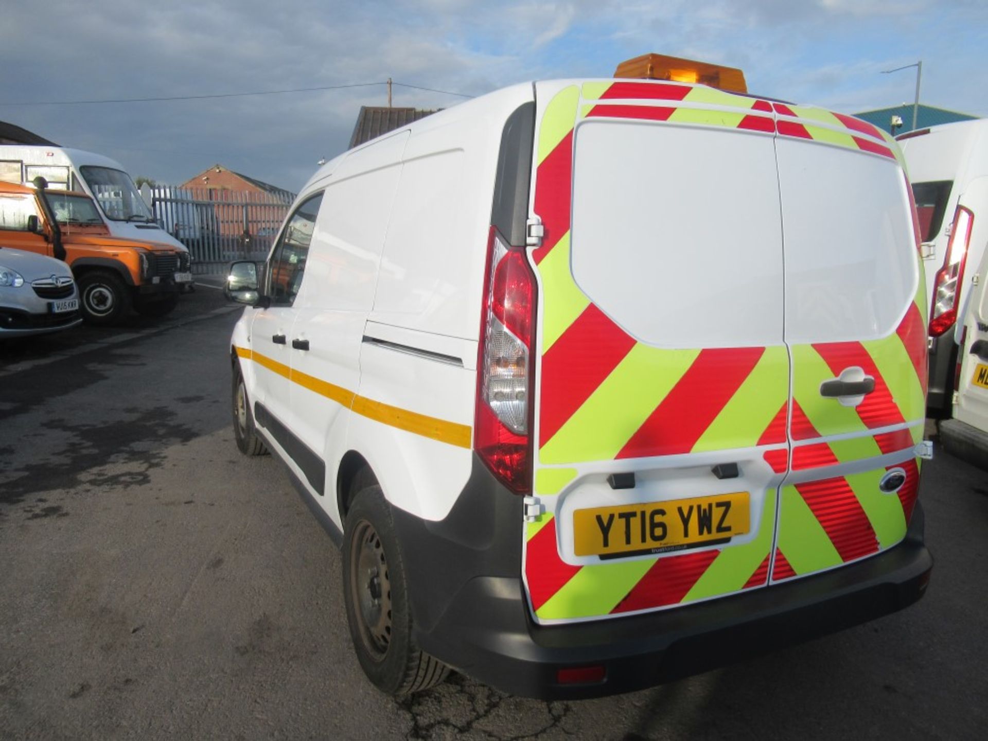 16 reg FORD TRANSIT CONNECT 200, 1ST REG 03/16, TEST 03/20, 105393M WARRANTED, V5 HERE, 1 OWNER FROM - Image 3 of 6