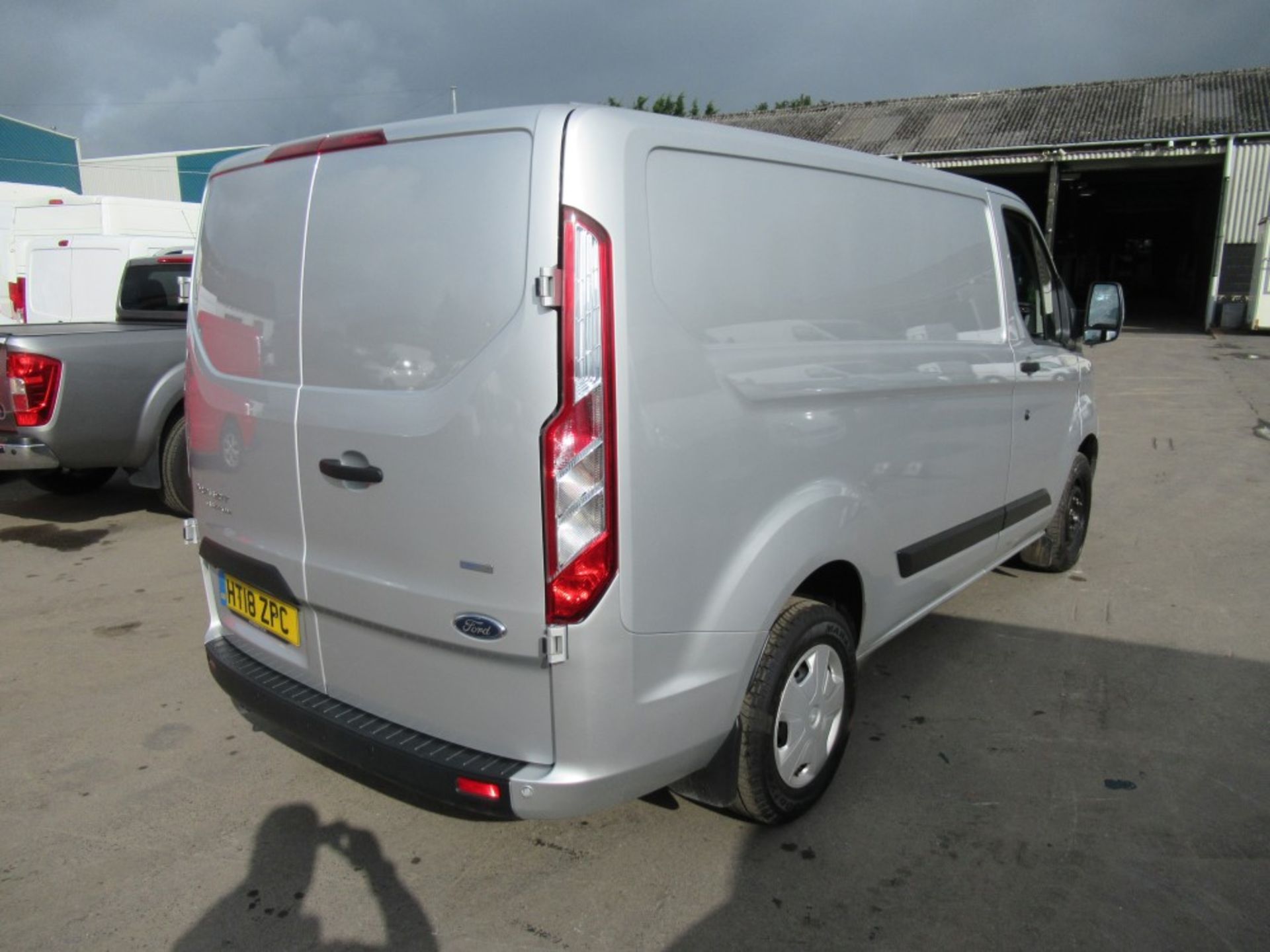 18 reg FORD TRANSIT CUSTOM 300 TREND, 1ST REG 08/18, 22826M WARRANTED, V5 HERE, 1 OWNER FROM - Image 4 of 6