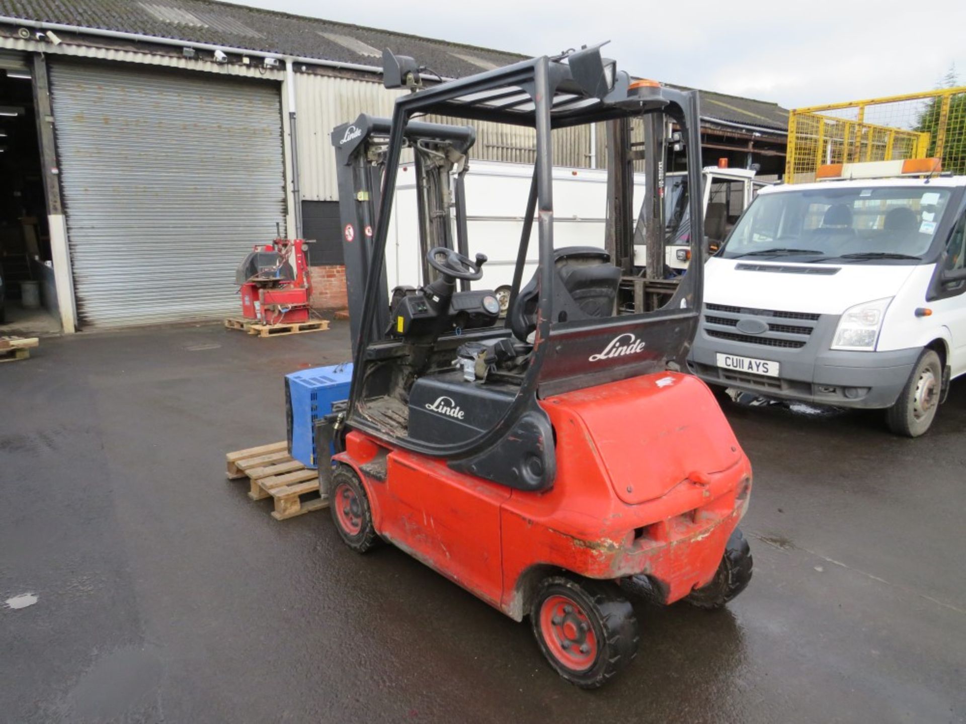 LINDE ELECTRIC 1.5 FORK LIFT TRIPLE BOOM & CHARGER [NO VAT] - Bild 3 aus 4