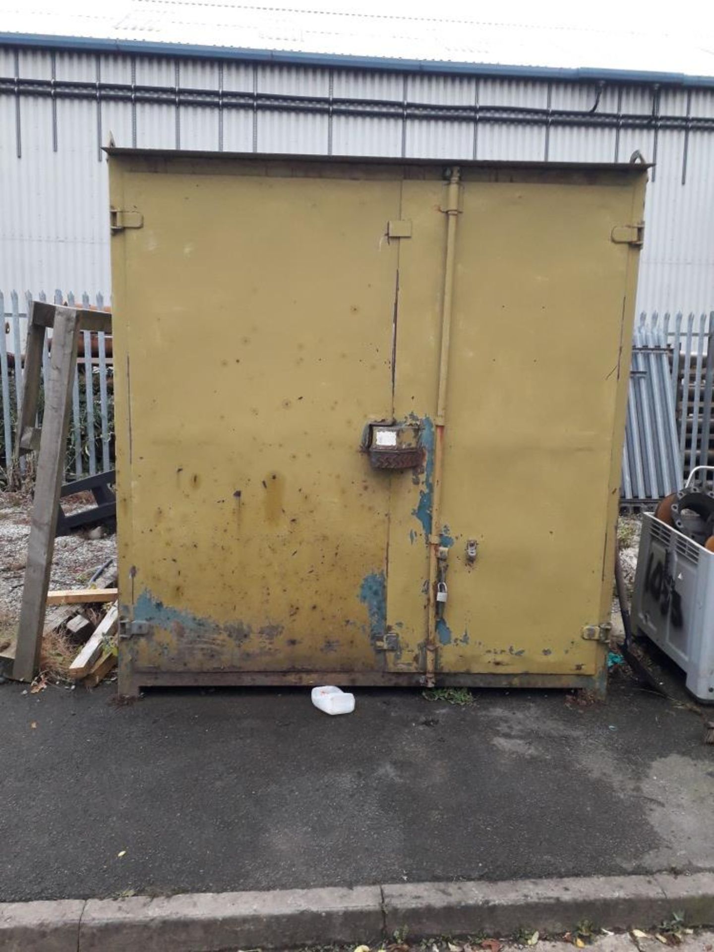 10FT STEEL CONTAINER (DIRECT UNITED UTILITIES) TO BE SOLD ON SITE AT TRAFFORD - RING FOR DETAILS) [+ - Bild 2 aus 3