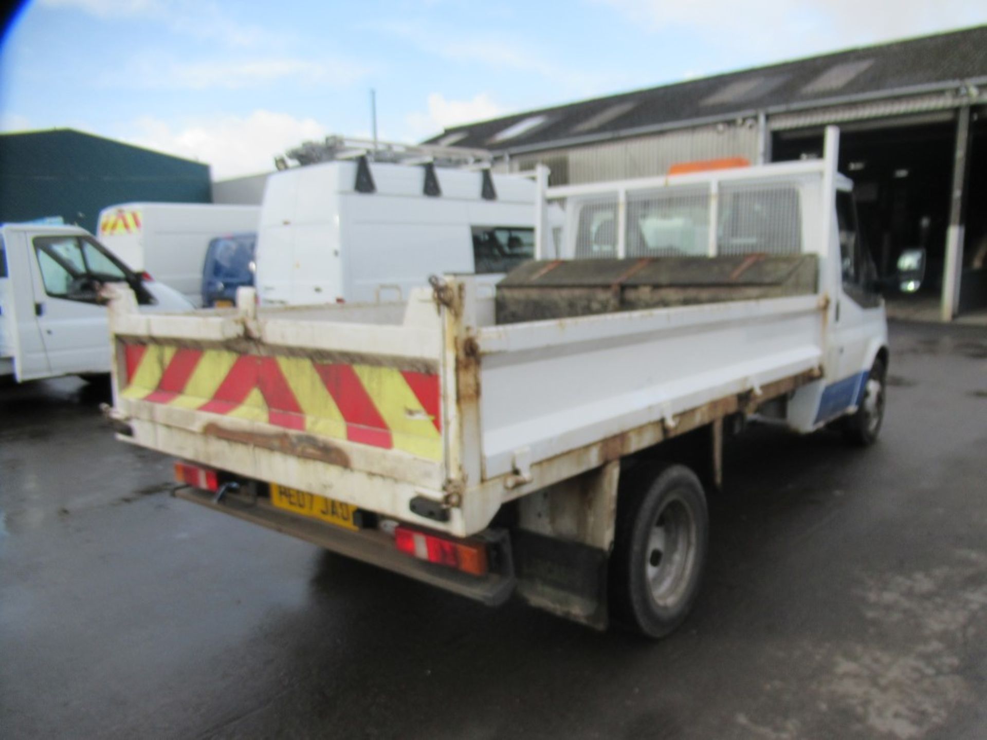 07 reg FORD TRANSIT 100 T350M RWD TIPPER (DIRECT COUNCIL) 1ST REG 06/07, TEST 06/20, 115438M, V5 - Image 4 of 5