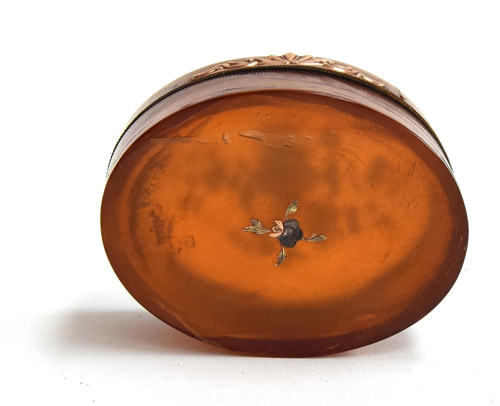 An 18th century blonde tortoiseshell oval box, the hinged cover with coloured gold piqué spray of - Image 3 of 4