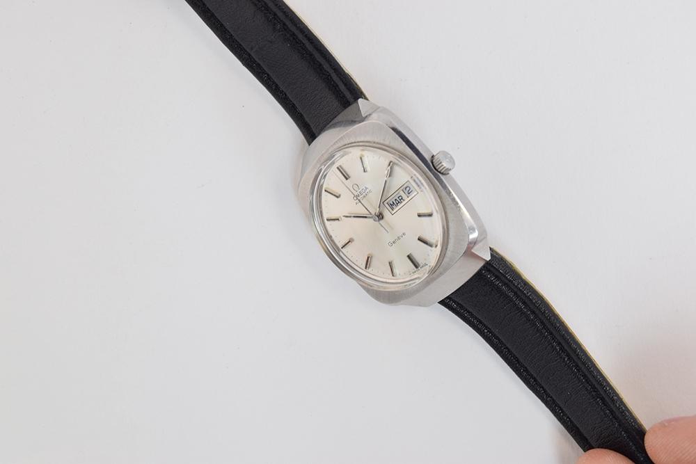 A RARE GENTLEMAN'S STAINLESS STEEL OMEGA GENÉVE DAY DATE WRIST WATCH CIRCA 1974, REF 1660170, SILVER - Image 2 of 3