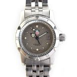 A LADIES STAINLESS STEEL TAG HEUER PROFESSIONAL 200M BRACELET WATCH CIRCA 2000s, REF 959 7086