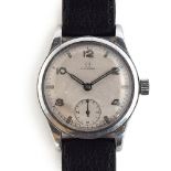 A GENTLEMAN'S STAINLESS STEEL OMEGA WRIST WATCH CIRCA 1930s, REF 2165, SILVERED DIAL