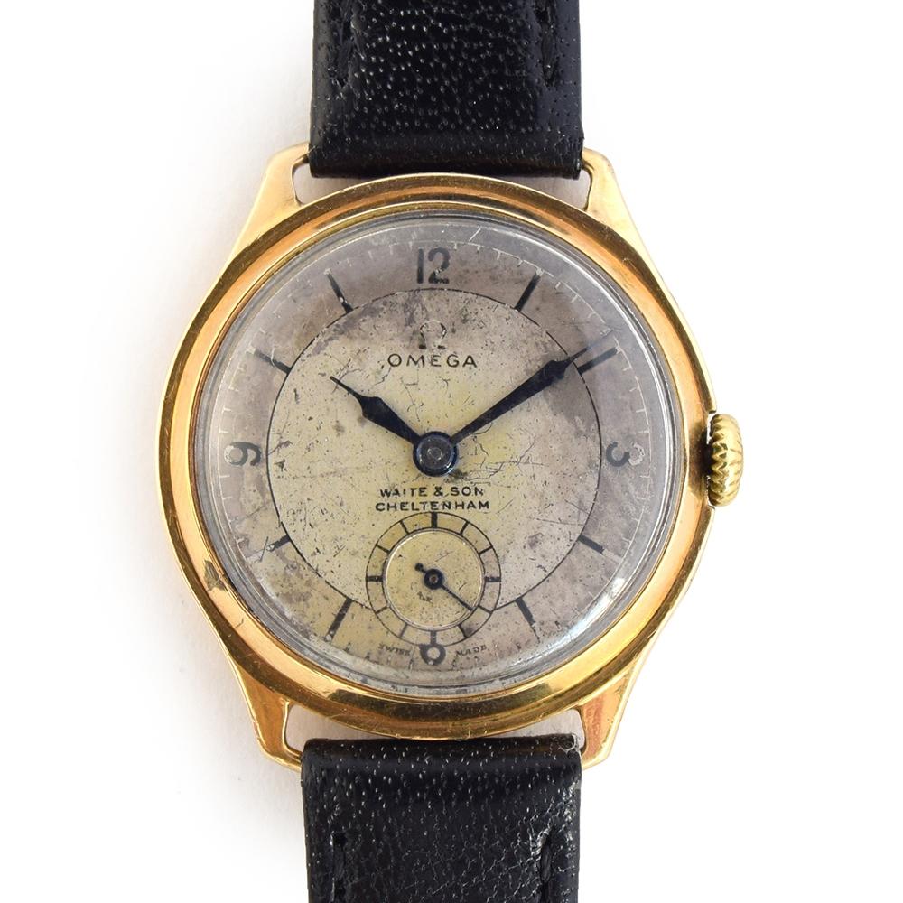 A GENTLEMAN'S 9CT GOLD OMEGA WRIST WATCH CIRCA 1930s, REF 587453, SILVERED DIAL, BLUED STEEL SYRINGE