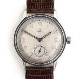 A GENTLEMAN'S STEEL OMEGA WRIST WATCH CIRCA 1939, CASE NO 19, PARCHMENT DIAL, SYRINGE HANDS,