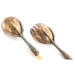A pair of bird claw salad servers, by George Aldwinckle, London 1928 (one handle missing), 7.8oz