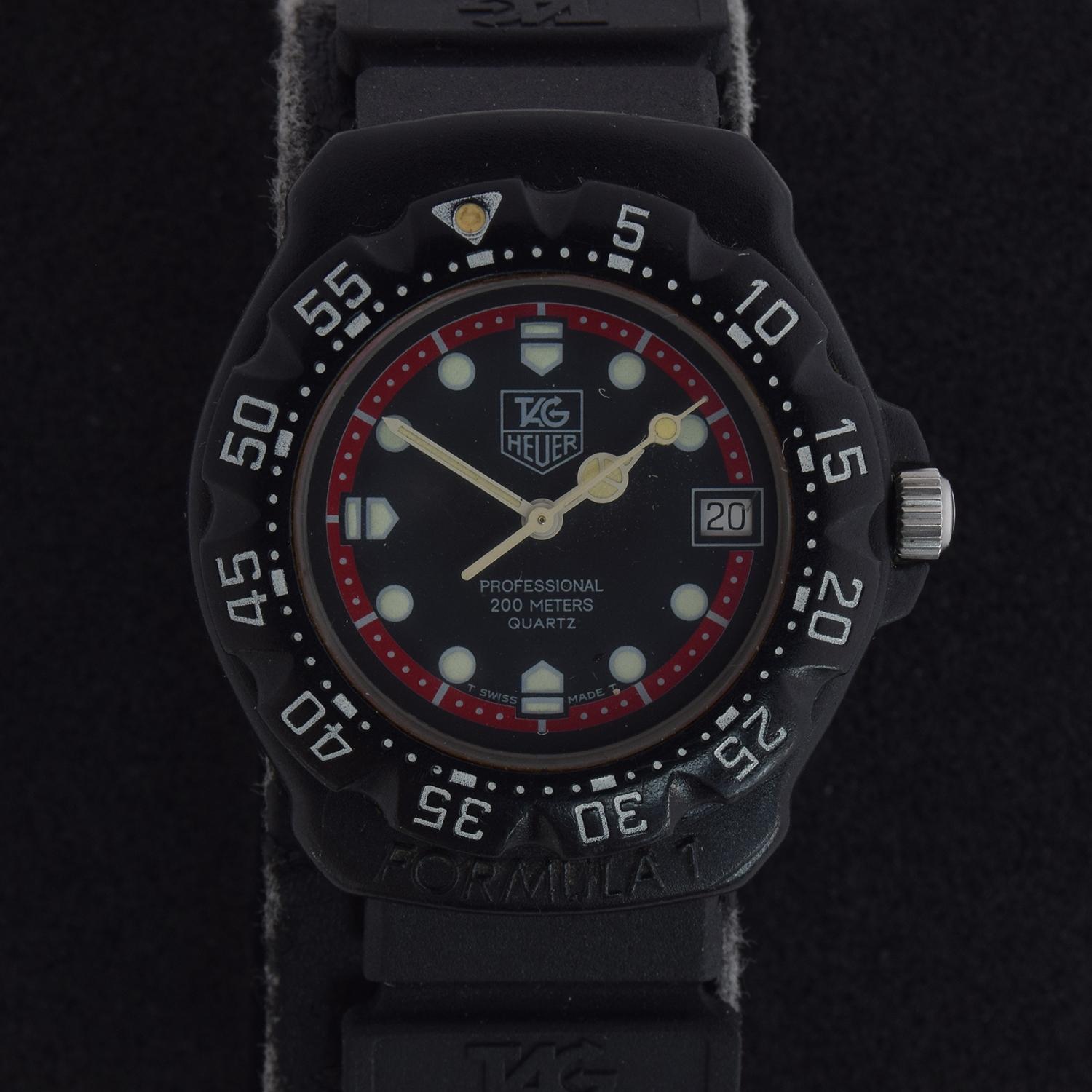 A TAG HEUER FORMULA 1 GENTLEMAN'S QUARTZ WATCH black dial with red outer ring, luminous dot hour