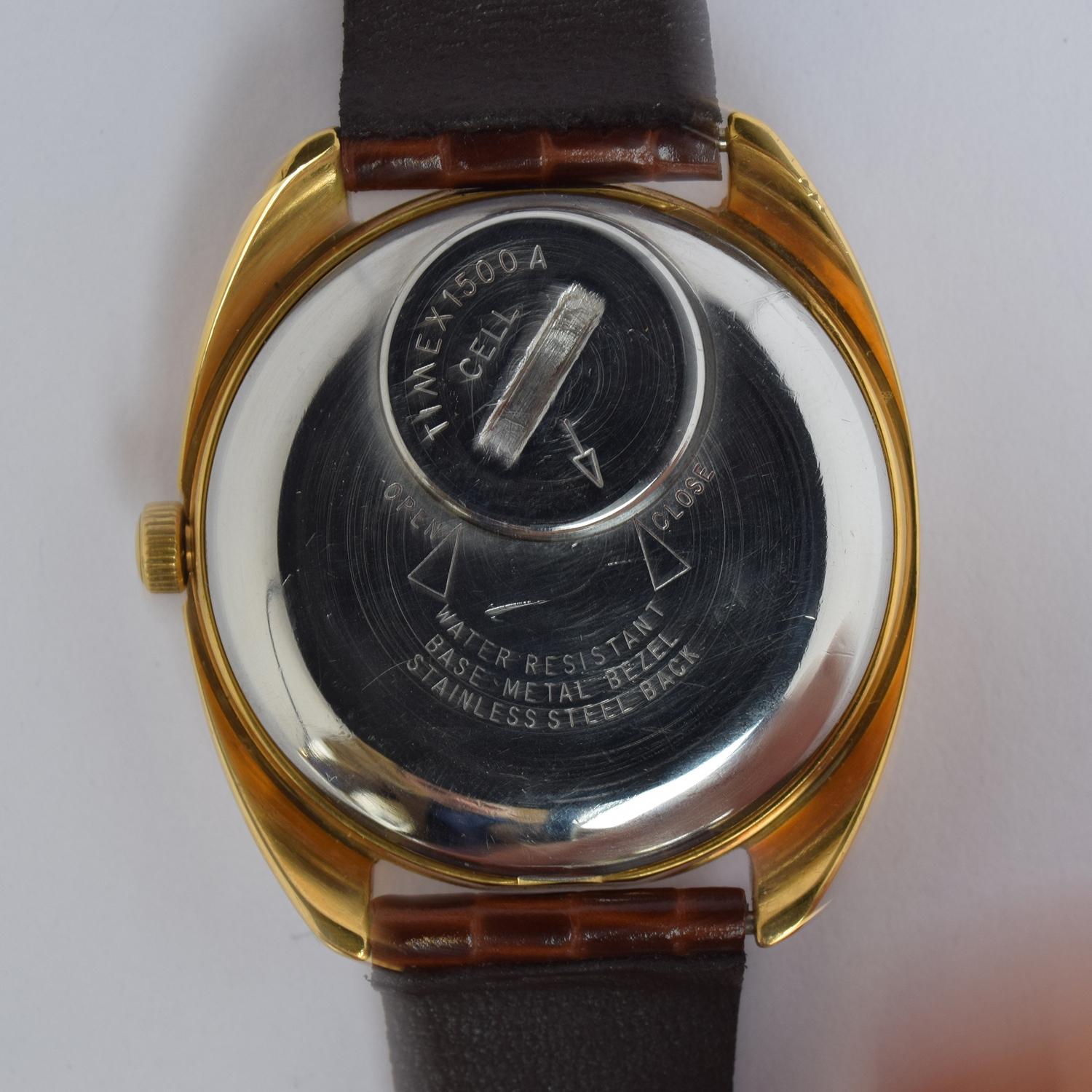 A TIMEX GENTLEMAN'S ELECTROMECHANICAL QUARTZ DAY DATE WATCH Circa 1970s - Image 3 of 3