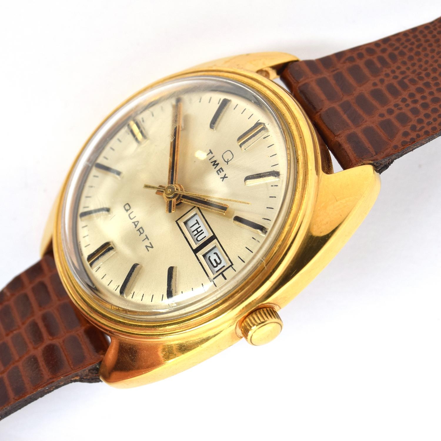 A TIMEX GENTLEMAN'S ELECTROMECHANICAL QUARTZ DAY DATE WATCH Circa 1970s - Image 2 of 3