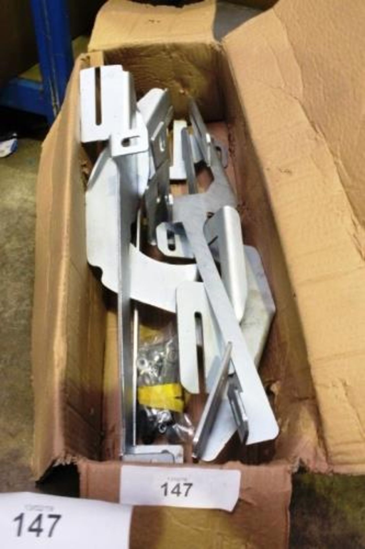 An Hyundai Santa Fe 2013 and a Kia Sorrento 2013 running board bracket kit - Customer return,