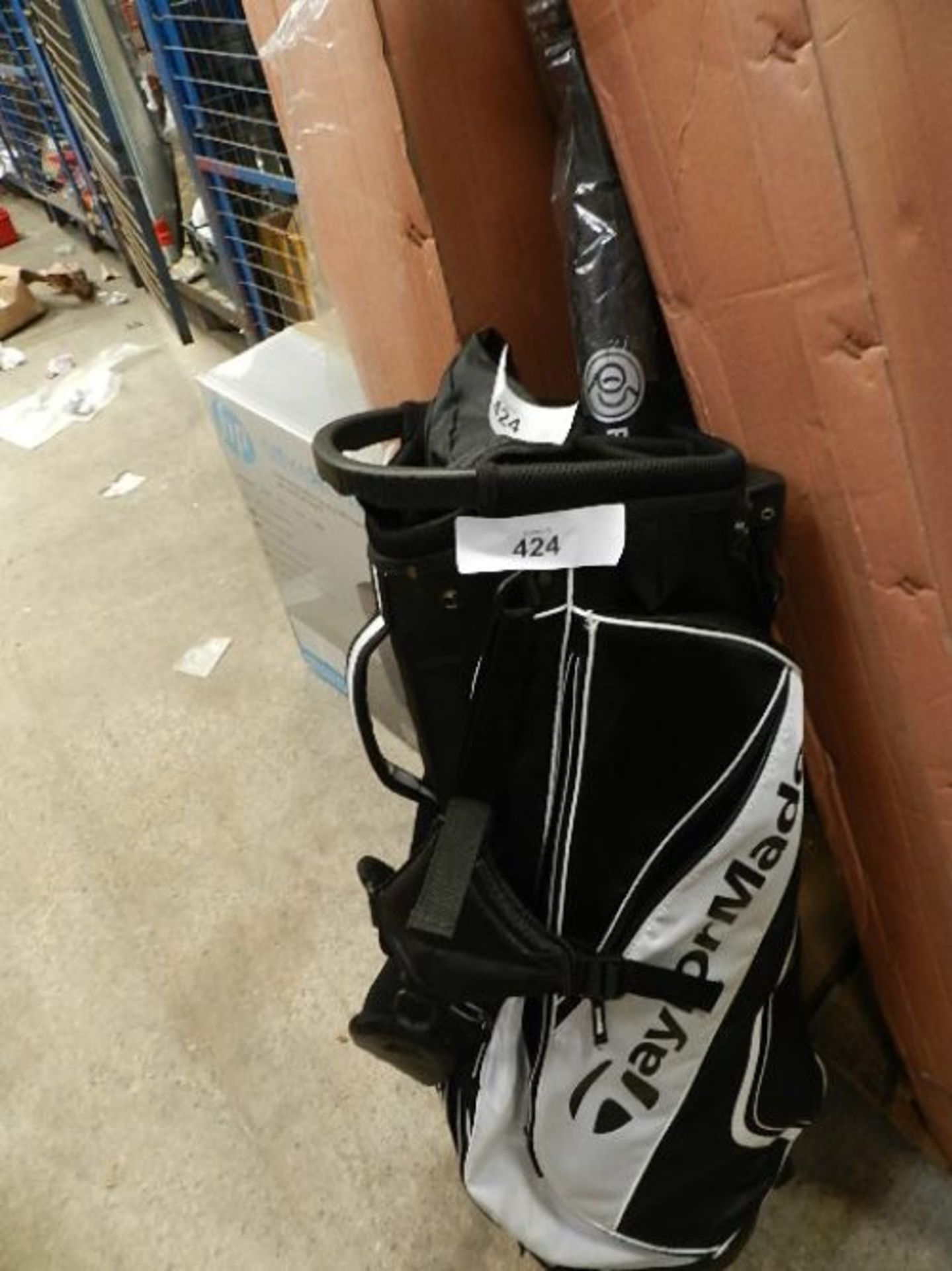 1 x Taylormade black & white golf bag and 1 x Powerbug golfing umbrella - Mixed condition (Esfloor)