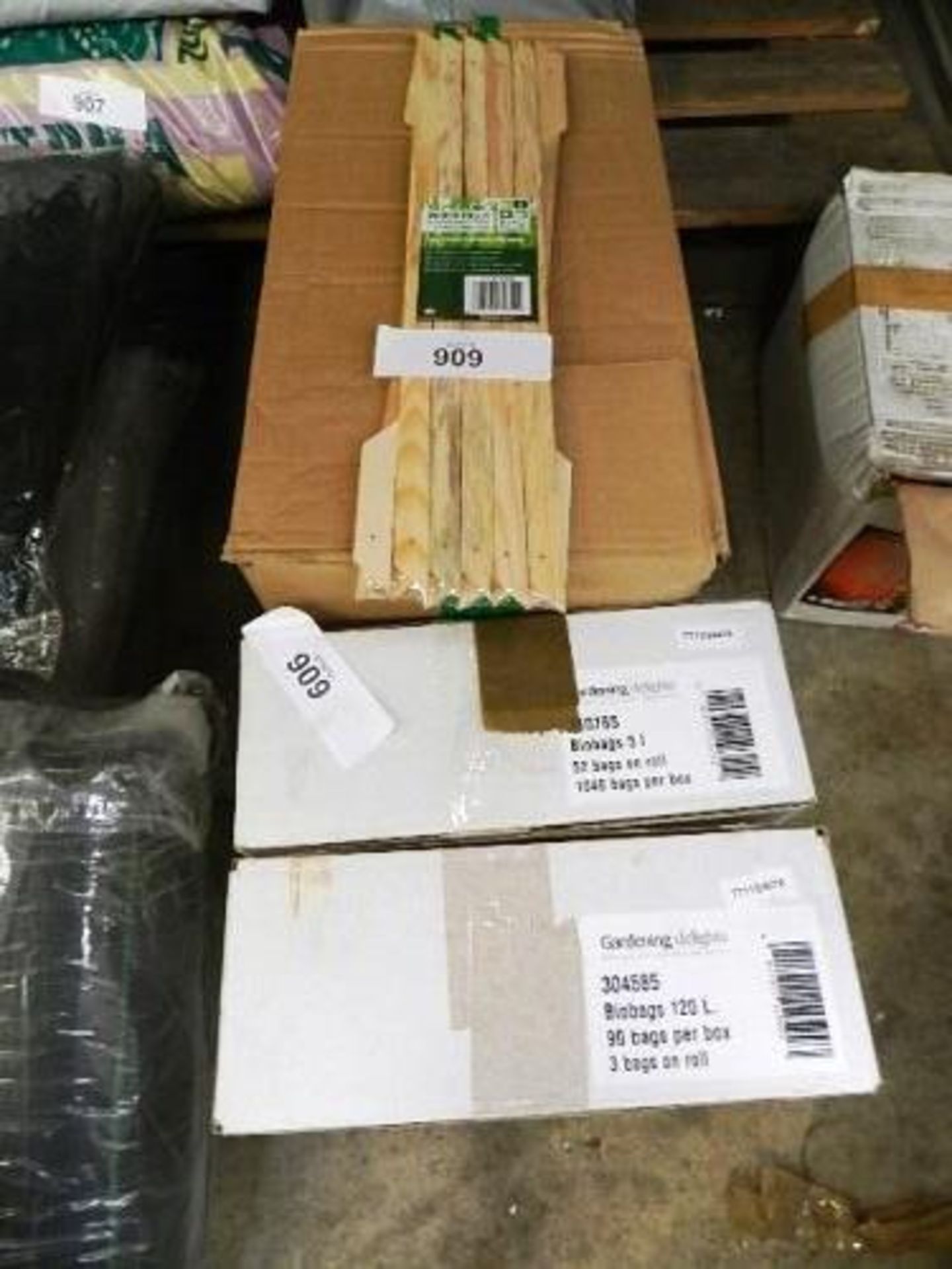 3 x boxes of wooden trellis, size 150cm x 30cm and 2 x boxes of 120ltr bio bags (GS15)