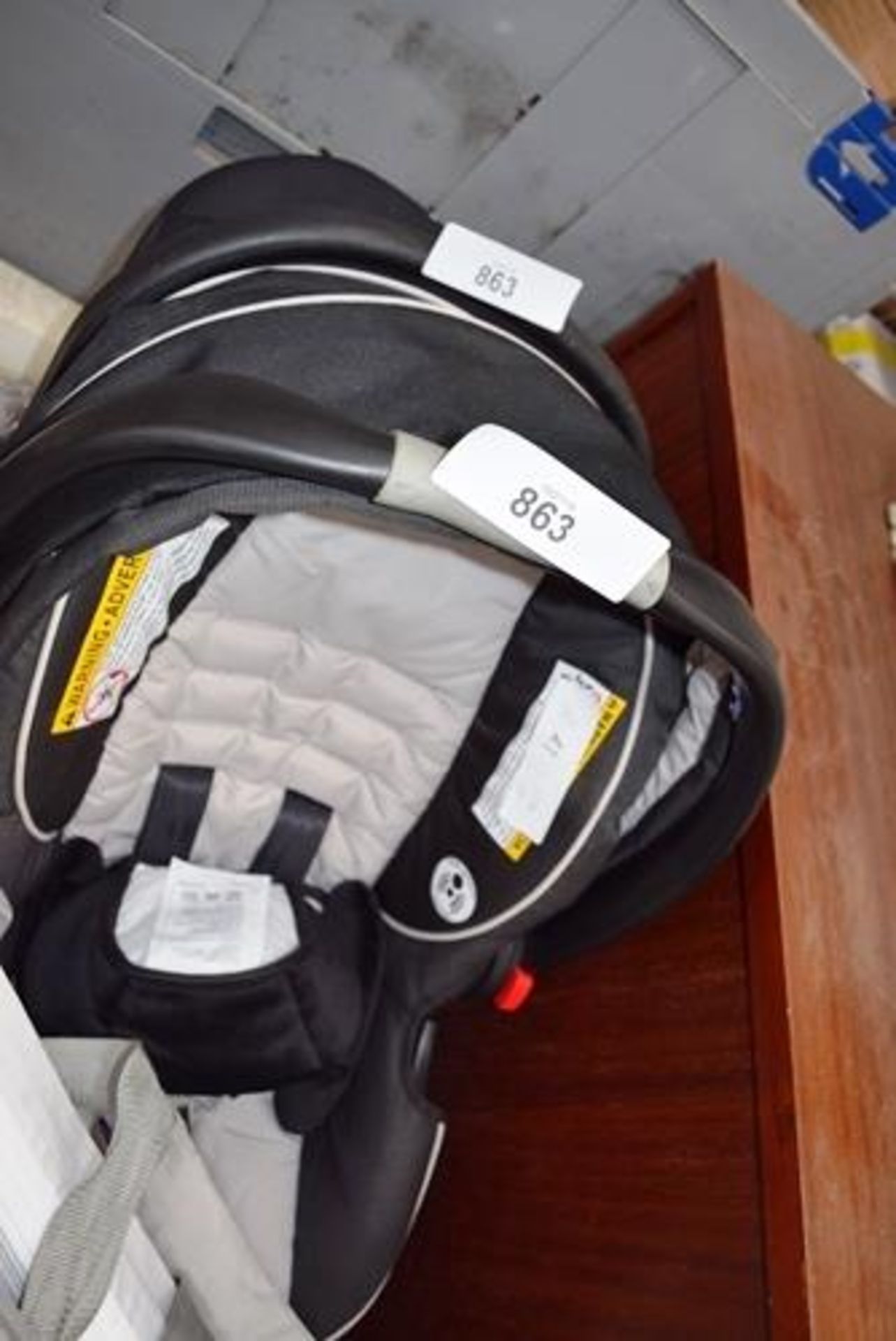 2 x children's car seats by Silvercross and Snuglide (GS32)