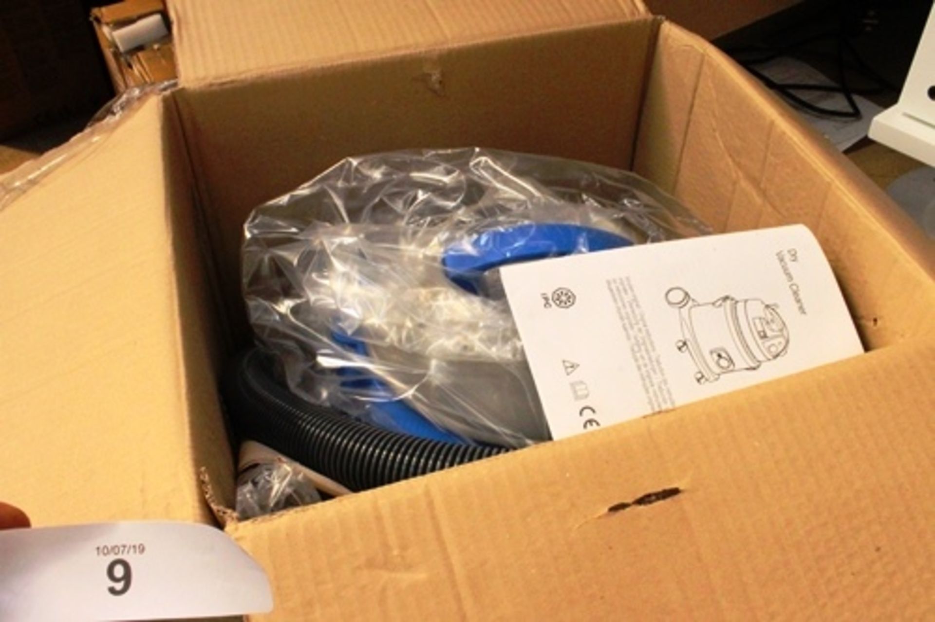 An IP cleaning micro dry vacuum cleaner, 840W - New in box (esb1)