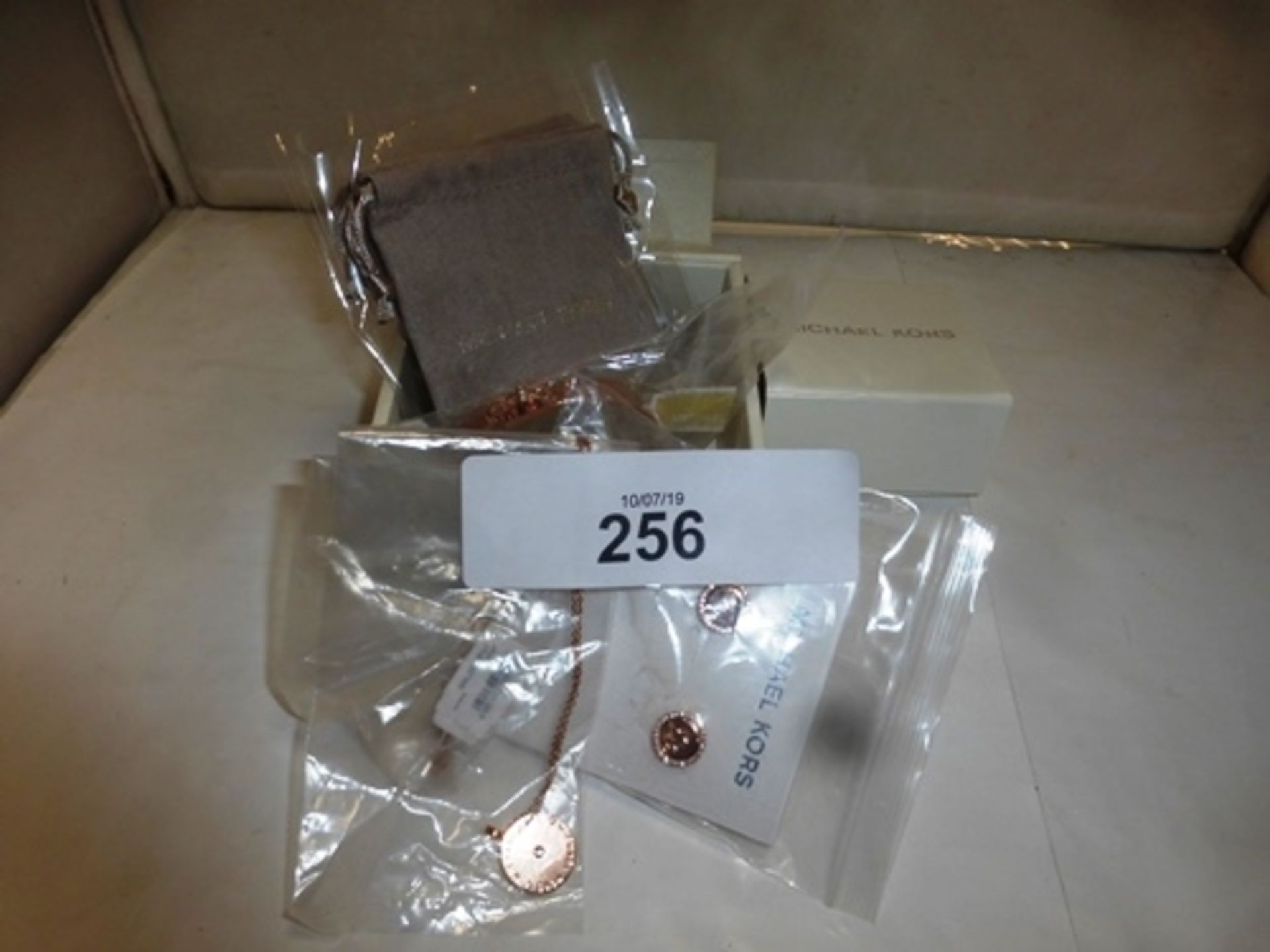 Michael Kors jewellery in rose gold finish consisting of 1 x MK earrings, 1 x bracelet, 1 x necklace