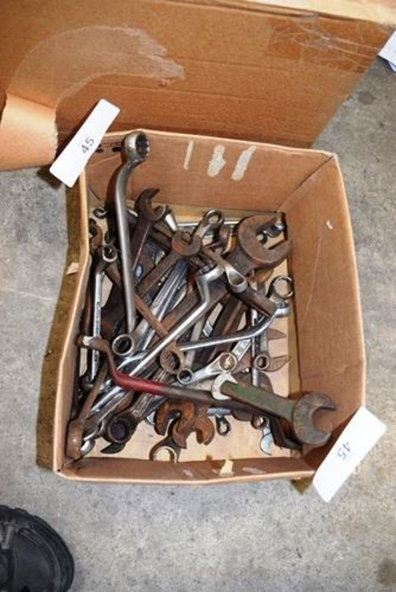 A box of tools including spanners - Second-hand (Cage3)