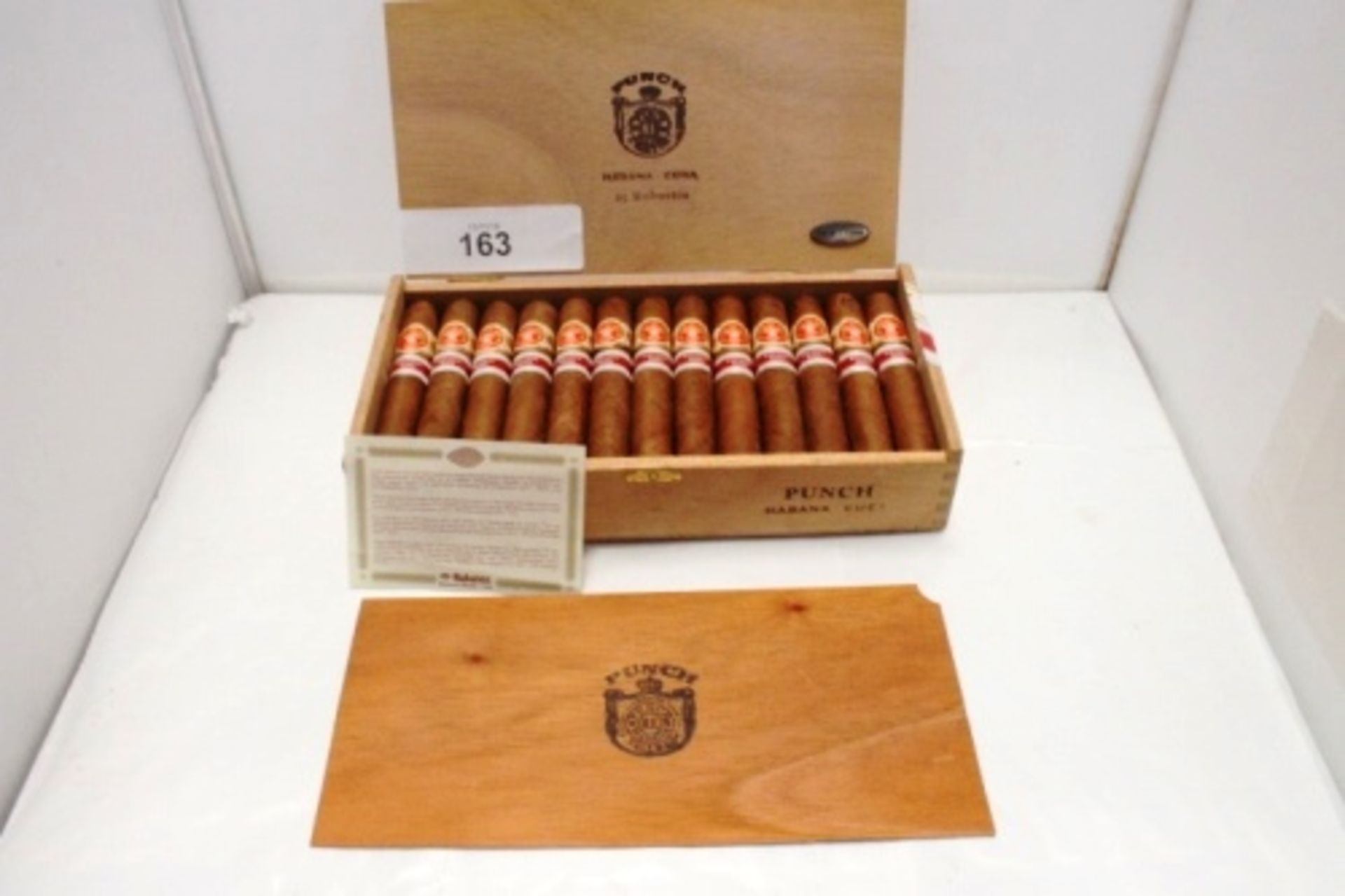 25 x Punch Robustos Habanos Suisse Edition cigars, Art No. 9126 in original wooden box, No 816/