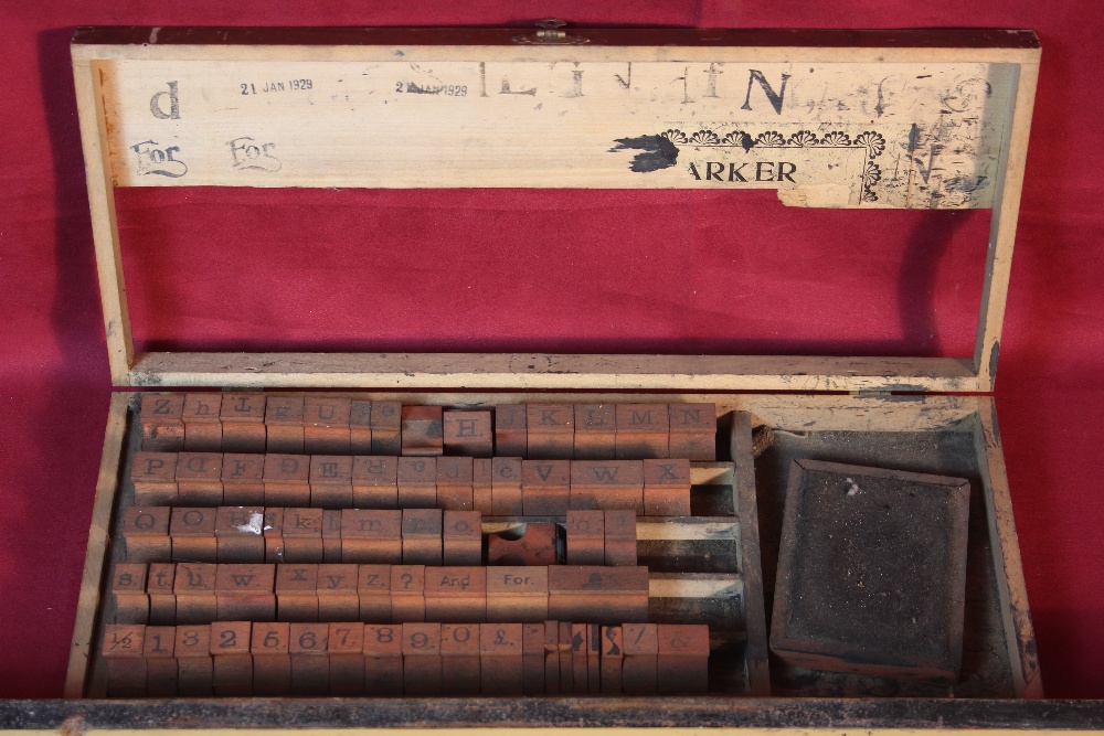 A tray of sculptors tools and a tray of wooden pri - Image 2 of 3