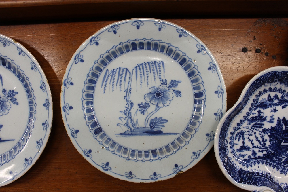 A pair of 18th Century Delft plates, having foliate decoration, 22.5cm dia.; a pair of 19th - Image 14 of 16