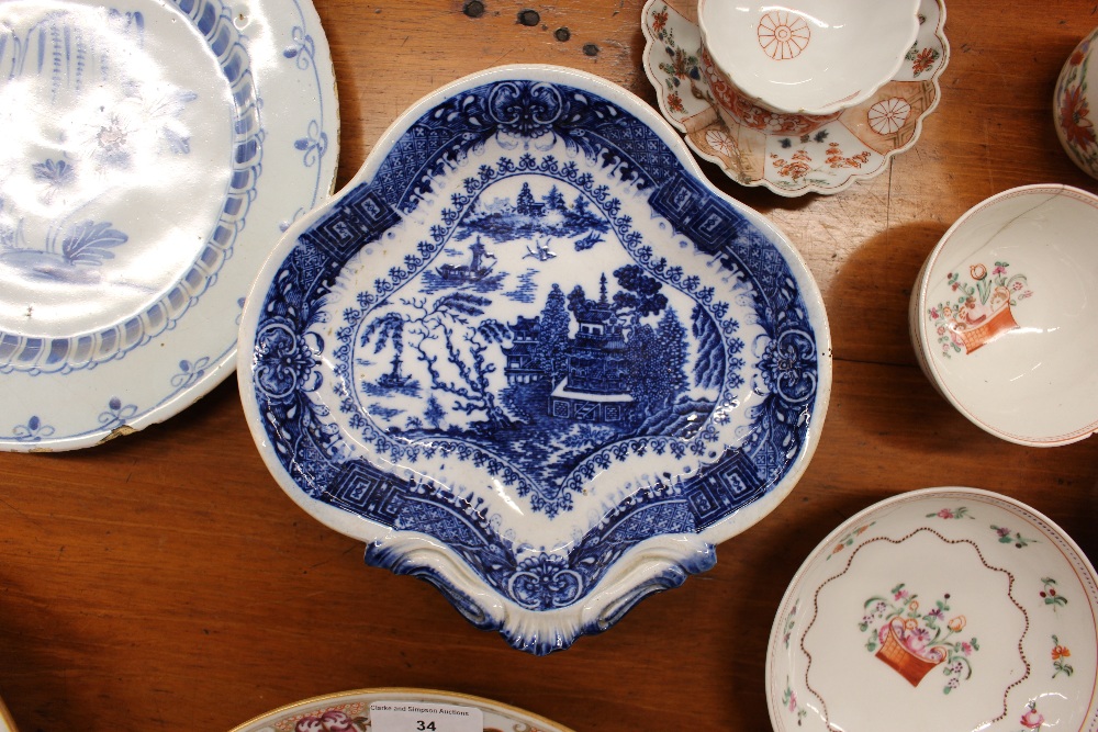 A pair of 18th Century Delft plates, having foliate decoration, 22.5cm dia.; a pair of 19th - Image 9 of 16