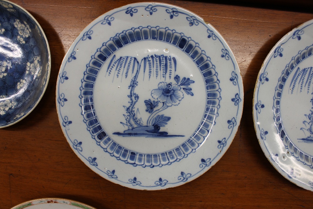 A pair of 18th Century Delft plates, having foliate decoration, 22.5cm dia.; a pair of 19th - Image 15 of 16