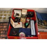 A tray of various costume jewellery and compacts e