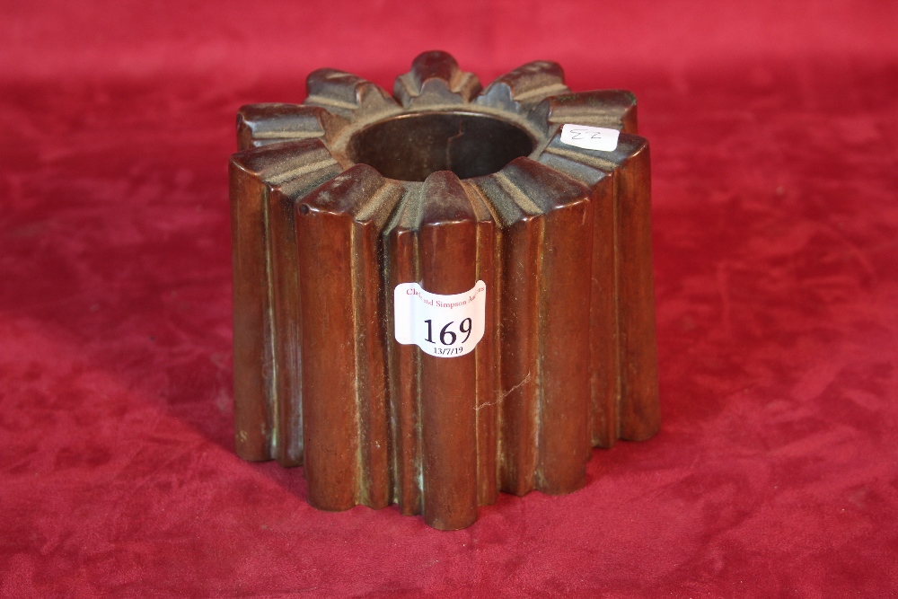 An antique copper jelly mould, 14cm dia. overall