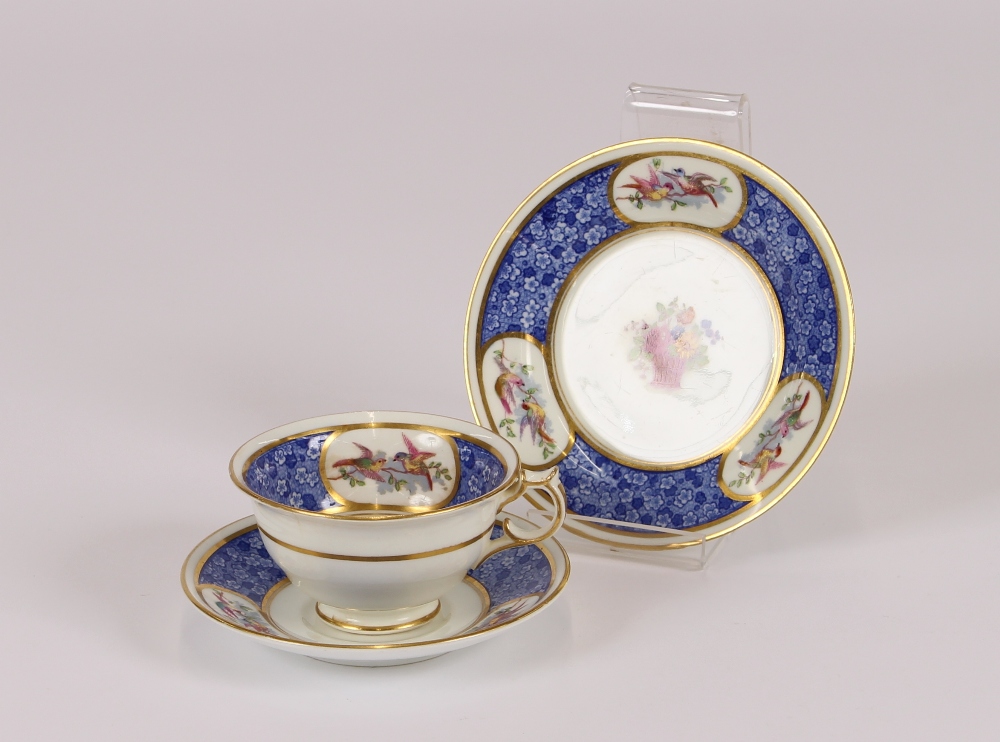 A part Copelands Grosvenor china tea set, having painted floral spray decoration and apple green - Bild 2 aus 2