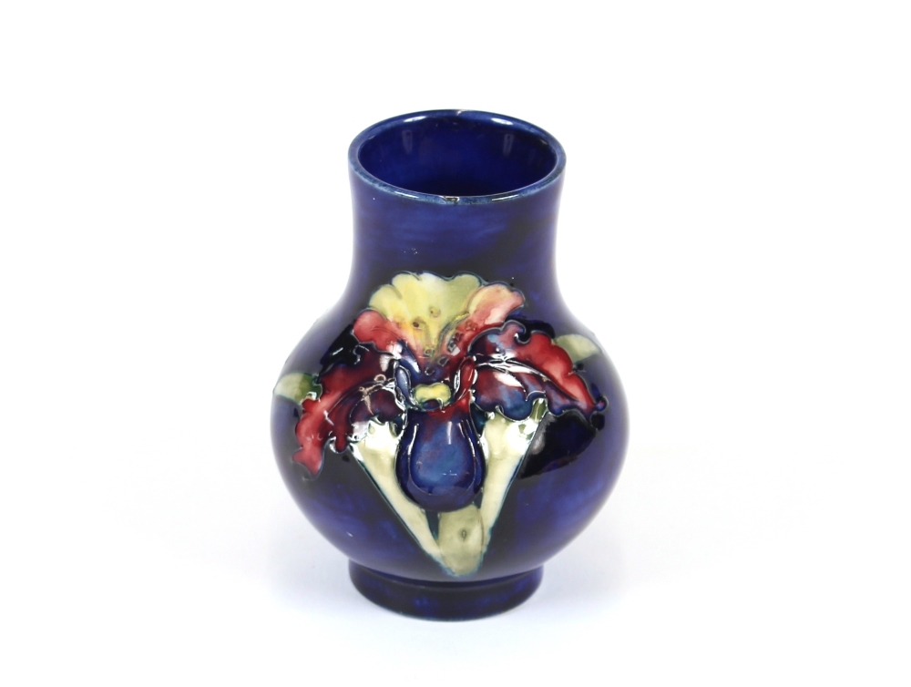 A blue Moorcroft baluster vase, decorated with pomegranates and leaves, 13cm high; and a smaller - Bild 2 aus 2