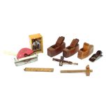 Various small wooden hand planes, mortise gauges,