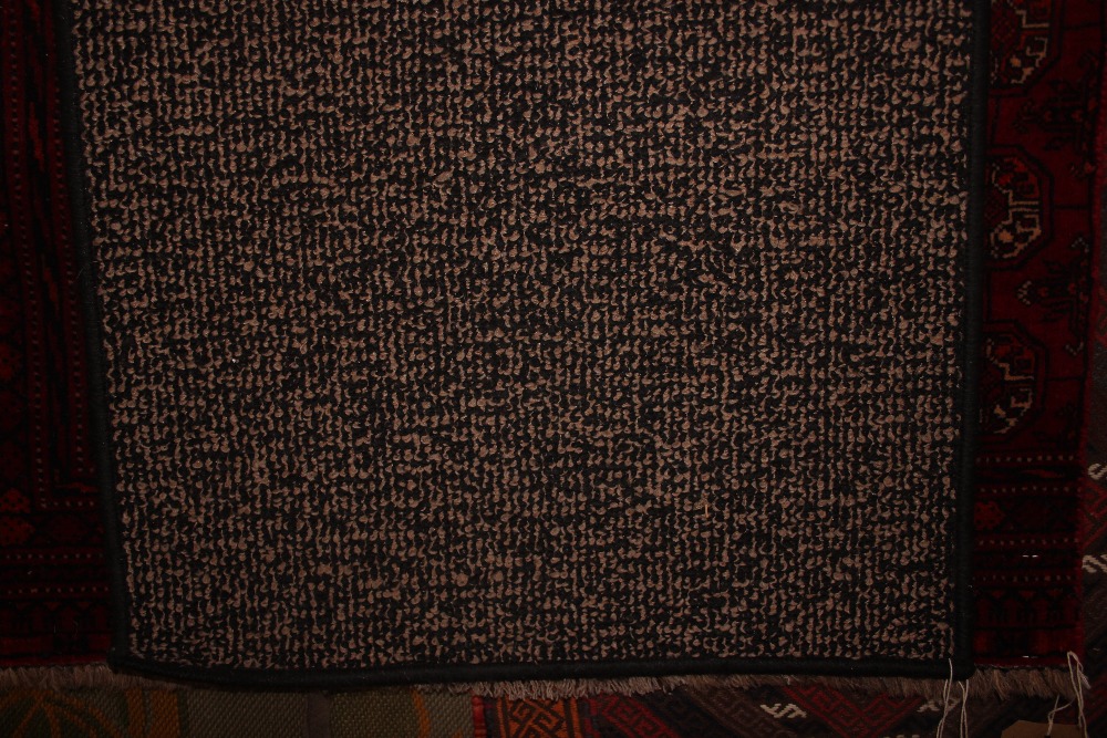 An approximate 4'8" x 1'11" modern wool rug