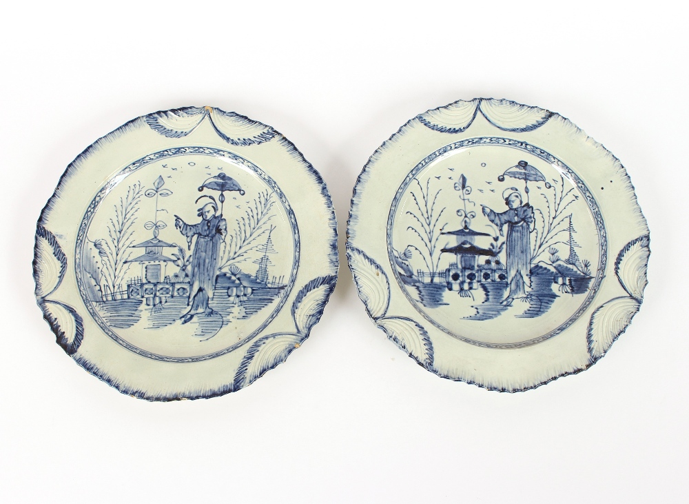 A pair of Pearlware plates, decorated in the Chinese manner with figures holding parasols, 24.5cm