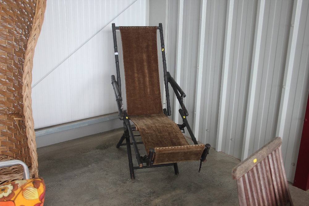 An early 20th Century steamer chair