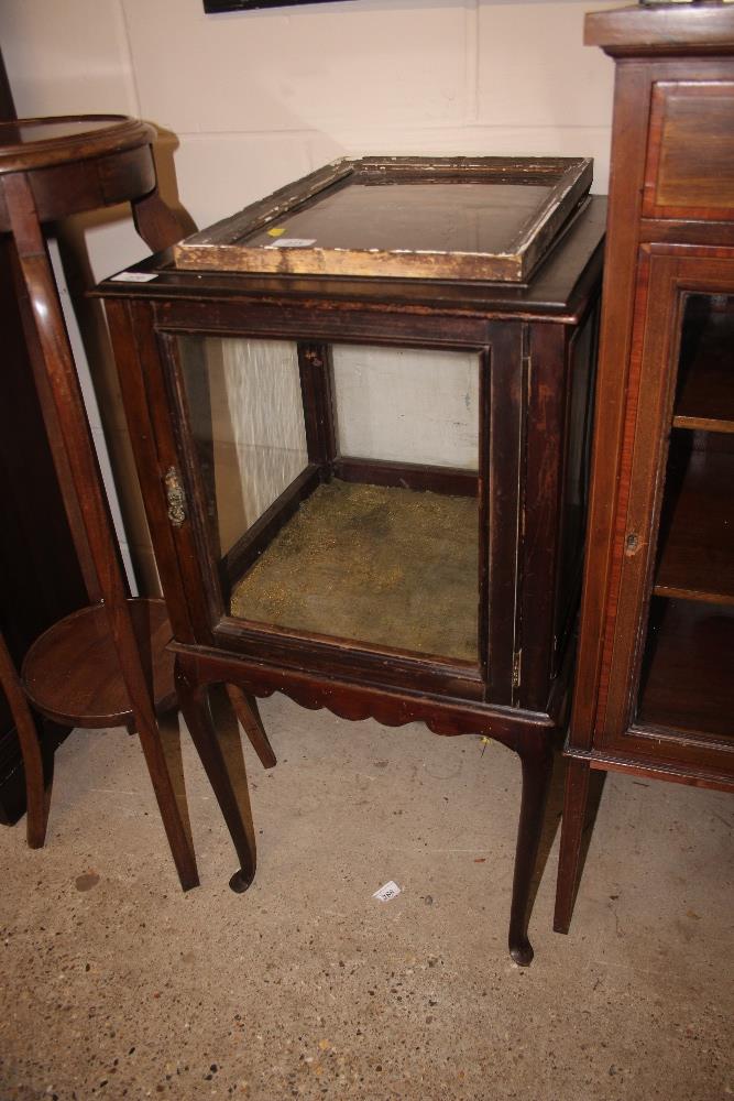 An early 20th Century bijouterie cabinet, (key on rostrum)