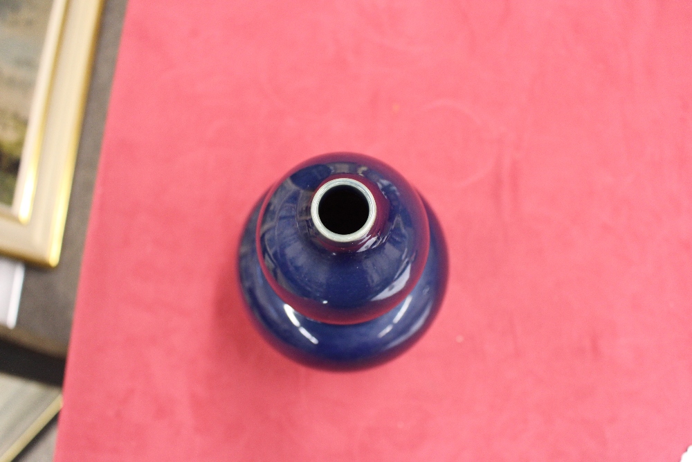 A Chinese porcelain blue double gourd shaped vase - Image 4 of 8