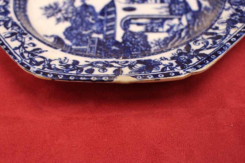 A pair of 18th Century Caughley style octagonal blue and white plates, decorated in the Chinese - Image 5 of 8